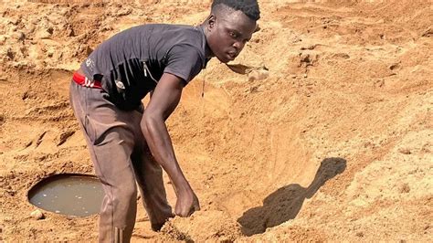 Digging riverbeds in Zimbabwe in desperate search for water .